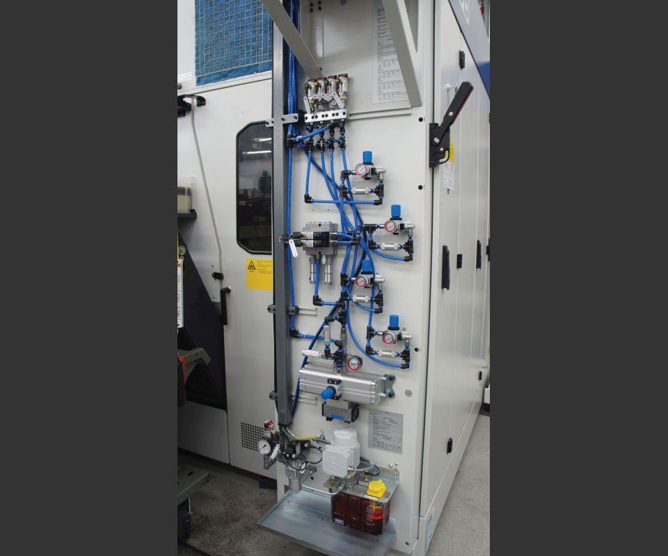 This air-amplification system on the back of the G350 machine ensures the System 3R chuck securely clamps even the largest parts. Air supply is controlled by the robot, and various safety mechanisms ensure the chuck stays clamped in the event of a power outage or other unexpected loss of air pressure.