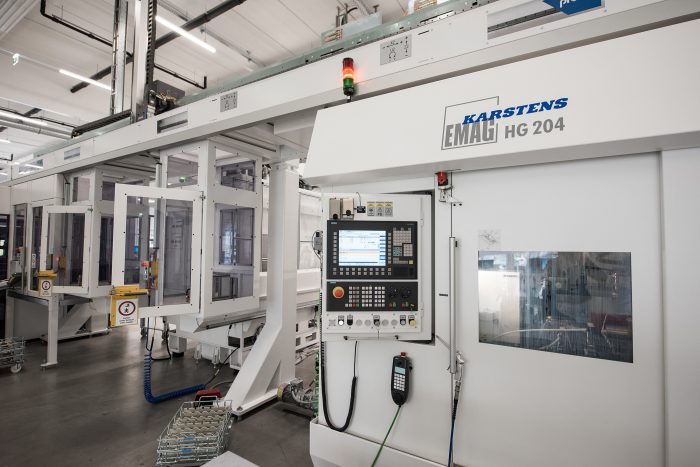 Gearwheel machining with EMAG VL 100 pick-up machines