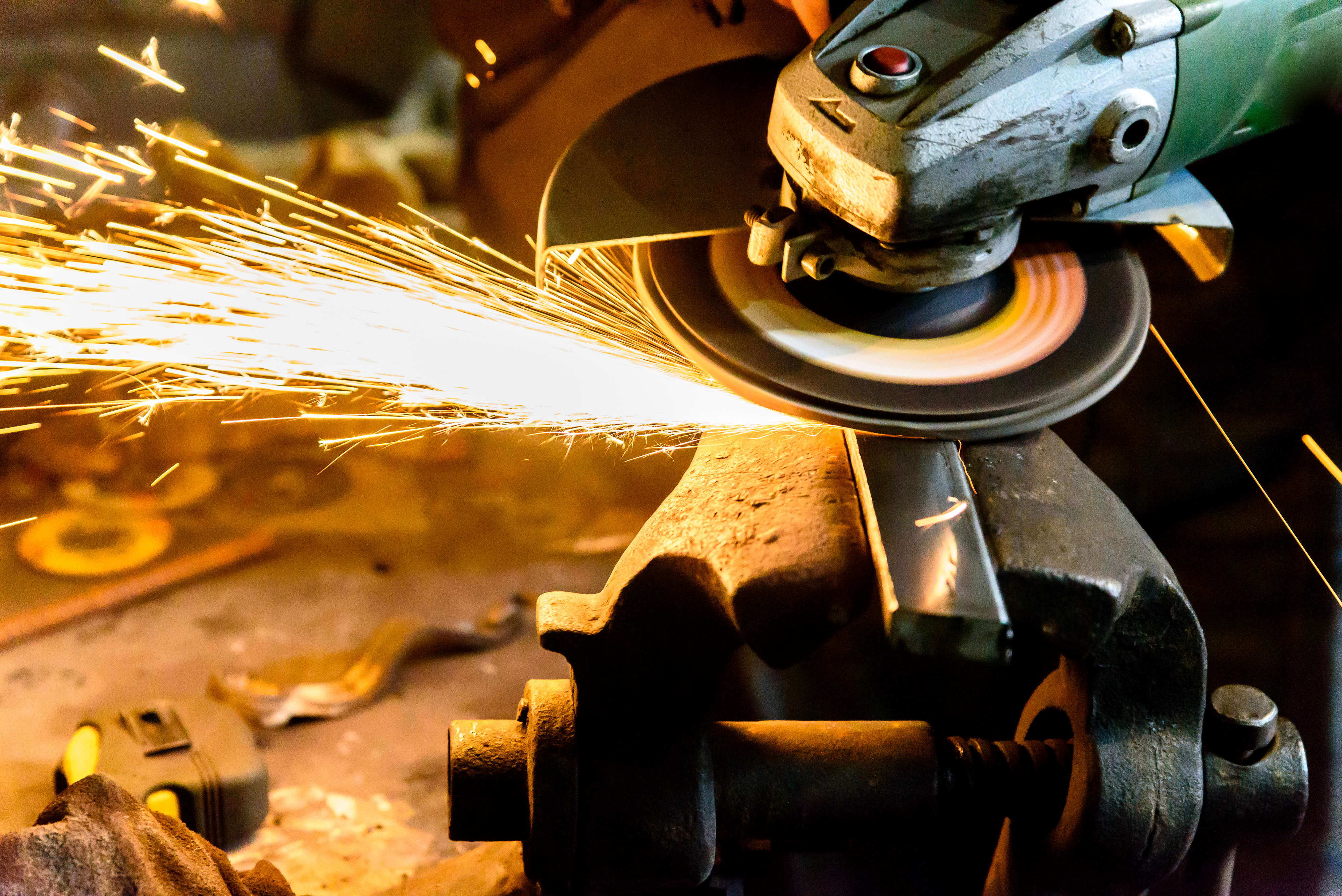 Selecting the Right Grinding Wheel for Your Application Cutting metal grinding machine, spark.