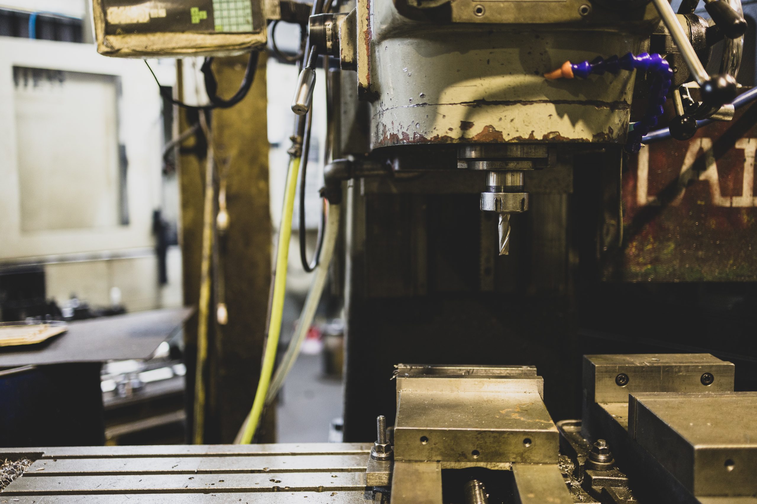 3 Effective Methods for Tramming a Milling Machine Fatory manual milling machine in metalworking manufactory business,