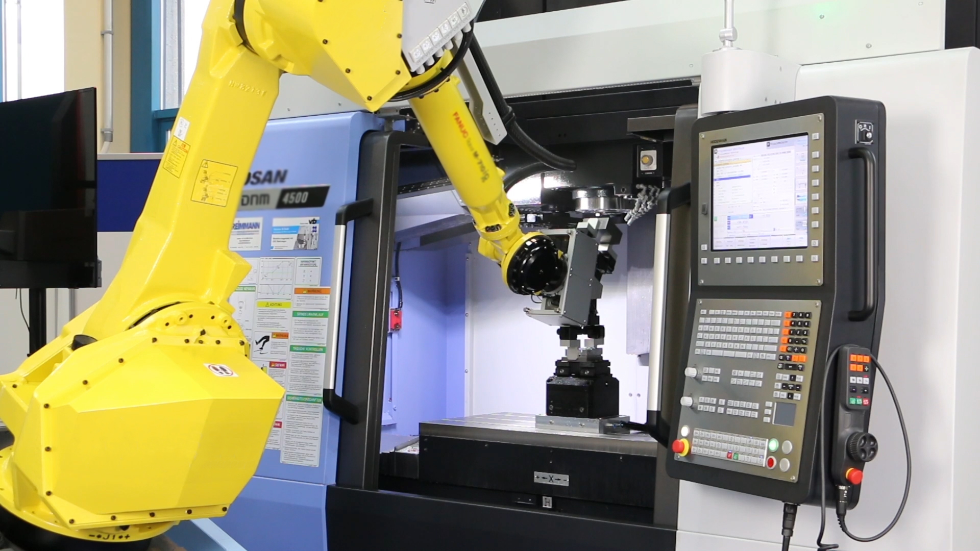 Dynatect’s Safe Machine Door Actuator System Expands Automation Potential door-smds-w-robot