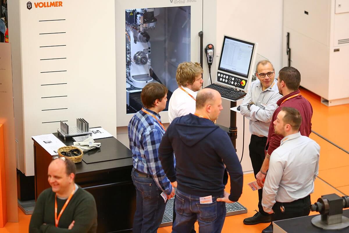 A VOLLMER expert discussing the merits of the VGrind machine at the previous VDays event (1)