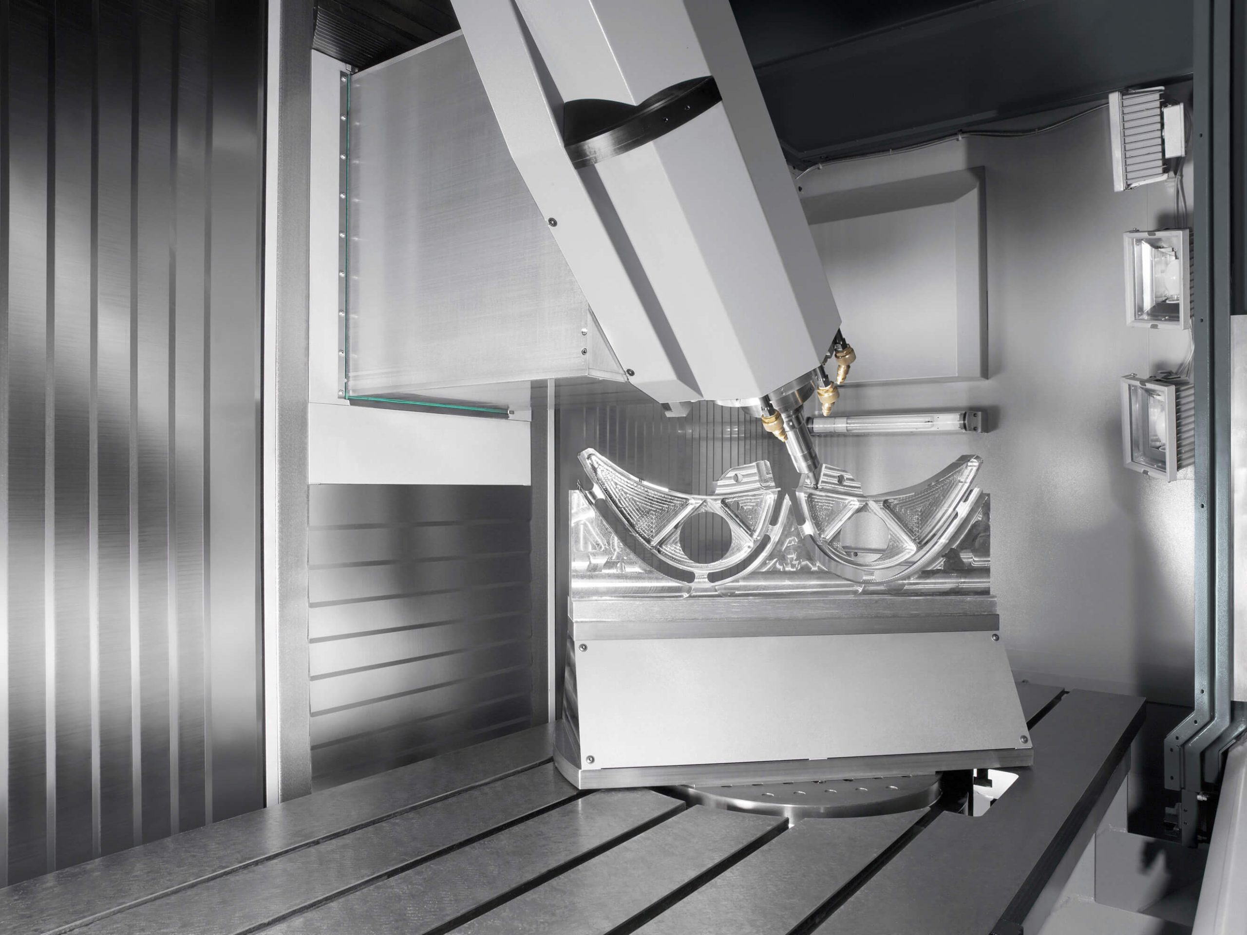 Performance Meets Precision – Cutting-Edge Technology for Tiny and Large Parts S13-20070206_454-05_04 (1)